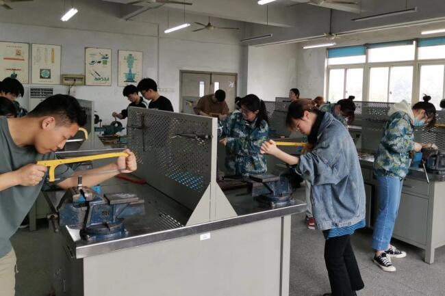 中國計量大學 在專業課中培育勞動情懷，點亮電子科技之光